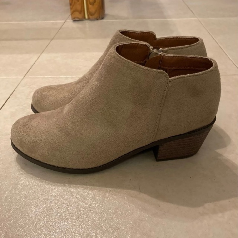 Lovemark beige booties